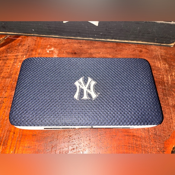NY Yankees Shell Mesh Wallet - Picture 3 of 7